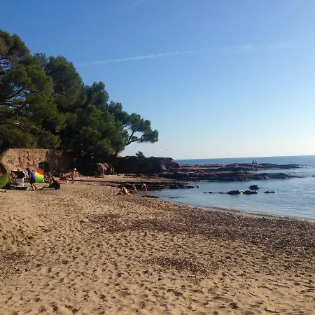 With One Bedroom In Raphael With Shared Pool And Wifi 100 M From The Beach Appartement *