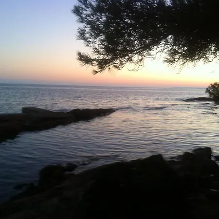 With One Bedroom In Raphael With Shared Pool And Wifi 100 M From The Beach Appartement Saint-Raphaël