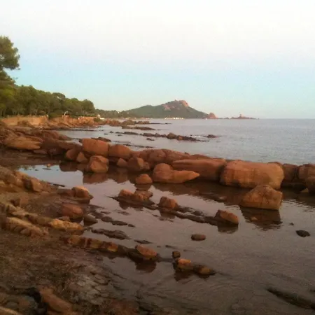 With One Bedroom In Raphael With Shared Pool And Wifi 100 M From The Beach Appartement Saint-Raphaël